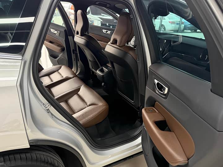 Volvo XC60 2022 B 5 4 WD — фото 8