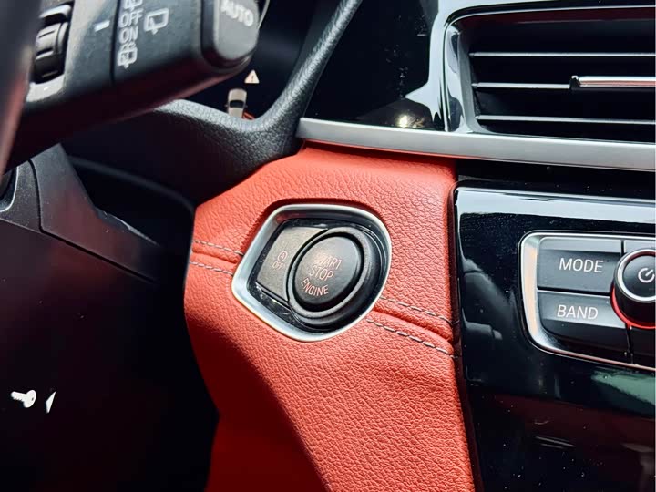 BMW X2 2021 s Drive 25i Leading M — фото 24