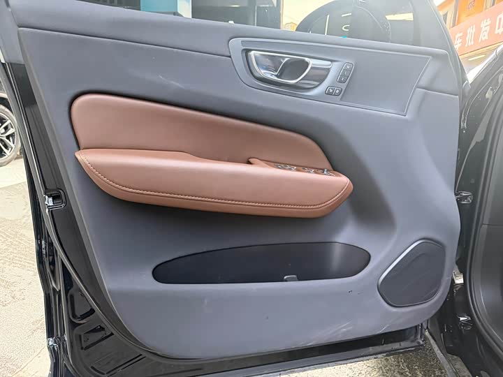Volvo XC60 2025 B 5 4 WD — фото 6