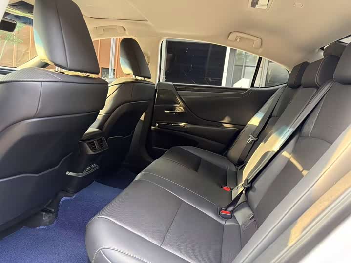 Lexus ES 300h экселленс V — фото 6
