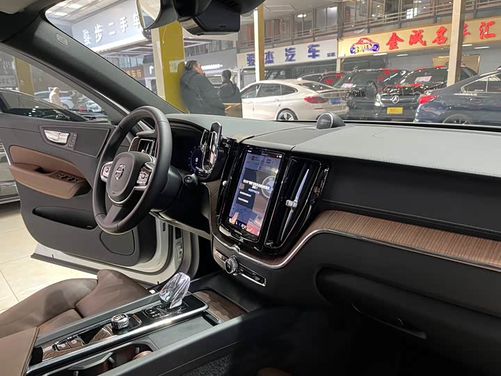 Volvo XC60 2023 B 5 4 WD — фото 17