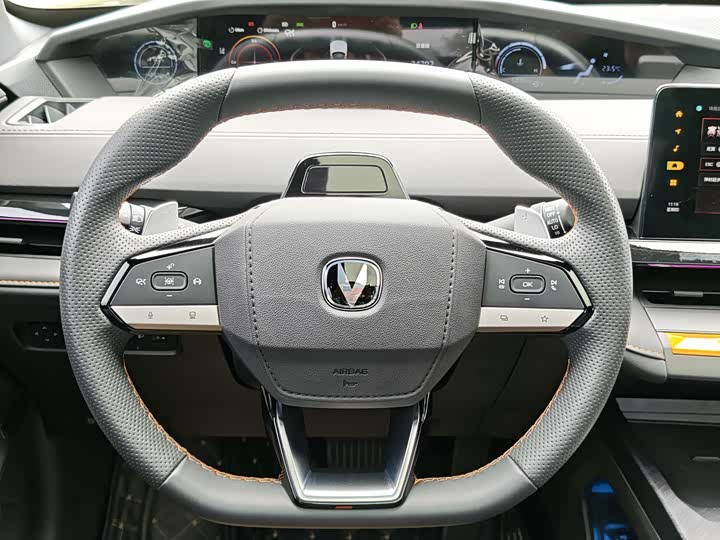 Changan UNI-V 2024 1.5 T Premium — фото 13