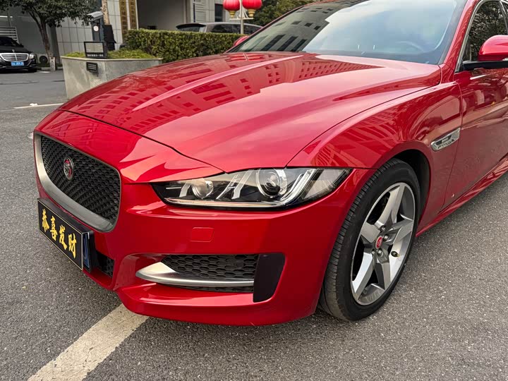 Jaguar XE 2015 2.0 T 200 PS R-Sport — фото 6