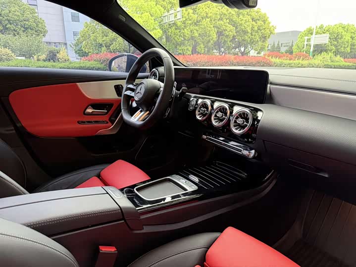 Mercedes-Benz A-Class 2024 AMG A 35 4 MATIC — фото 10