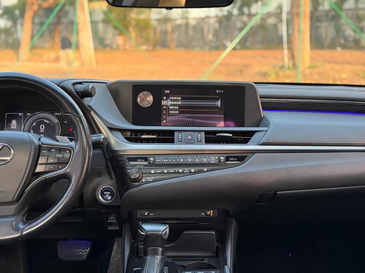 Lexus ES 300h экселленс V — фото 12