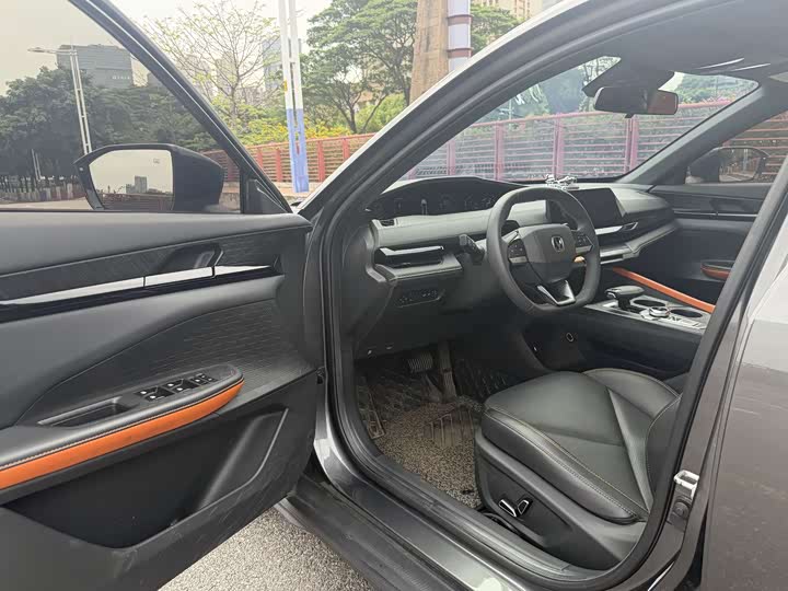 Changan UNI-V 2022 1.5 T Premium — фото 18