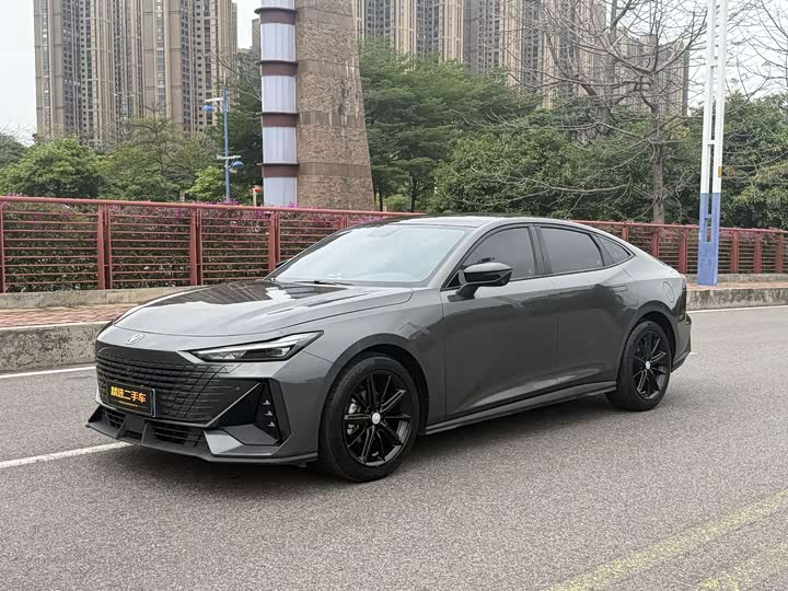Changan UNI-V 2022 1.5 T Premium — фото 3