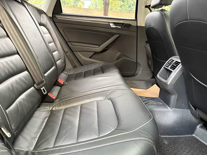 Volkswagen Passat — фото 8
