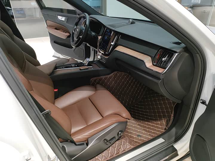 Volvo XC60 2023 B 5 4 WD — фото 10