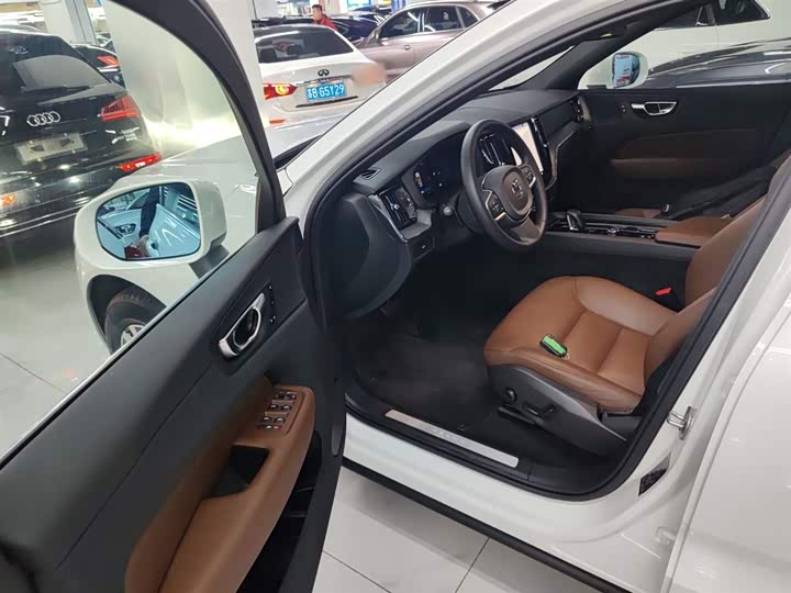 Volvo XC60 2025 B 5 4 WD — фото 16