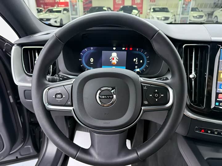 Volvo XC60 2025 B 5 4 WD — фото 2
