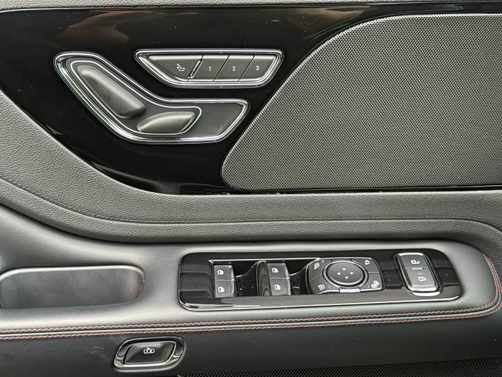 Lincoln Aviator — фото 29