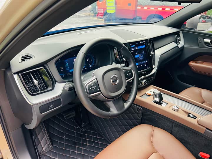 Volvo XC60 2025 B 5 4 WD — фото 18