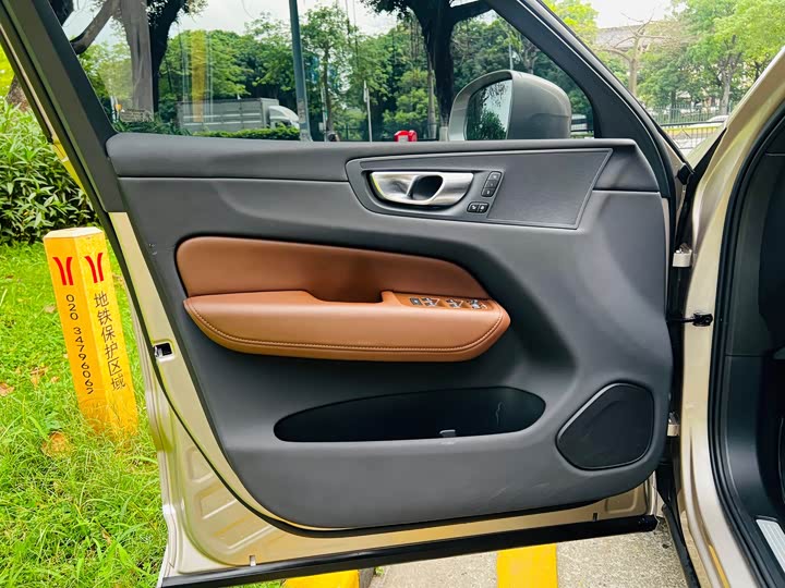 Volvo XC60 2025 B 5 4 WD — фото 17