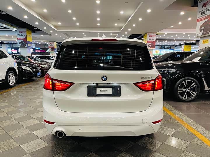 BMW 2-Series 2019 220i Leading — фото 13