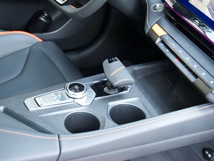 Changan UNI-V 2023 1.5 T Premium — фото 20