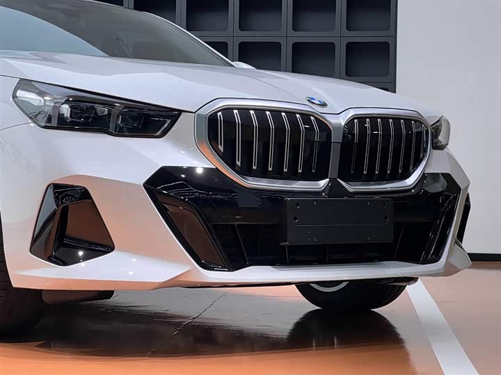BMW 5-Series 2025 530 Li Leading M — фото 4
