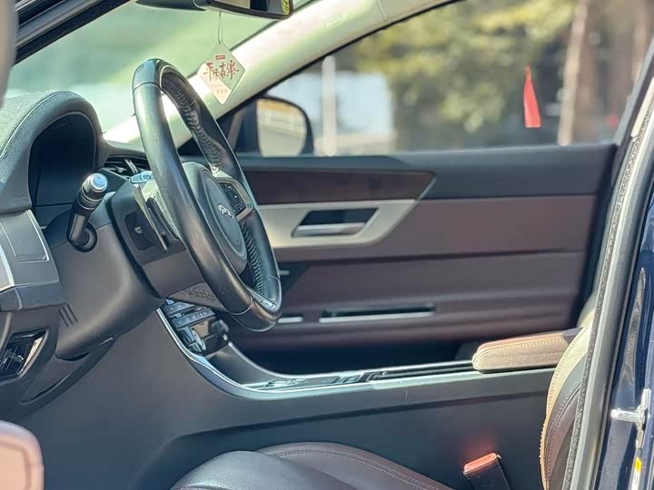 Jaguar XFL 2018 XFL 2.0 T 250 PS — фото 11