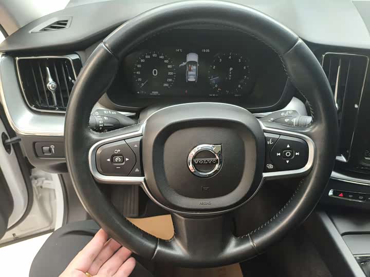 Volvo XC60 2019 T 5 4 WD V — фото 26