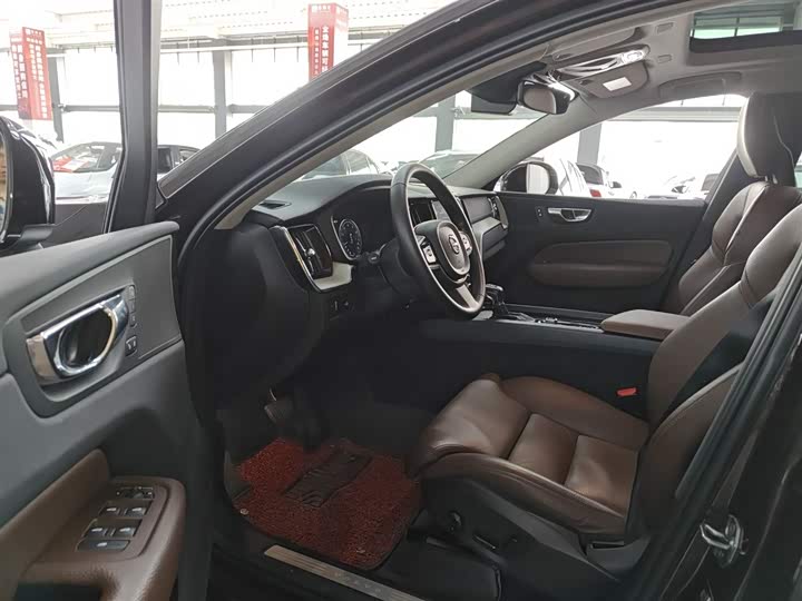 Volvo XC60 2018 T 5 4 WD — фото 11