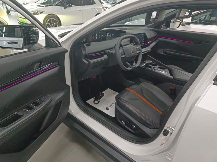 Changan UNI-V 2024 1.5 T Premium — фото 16