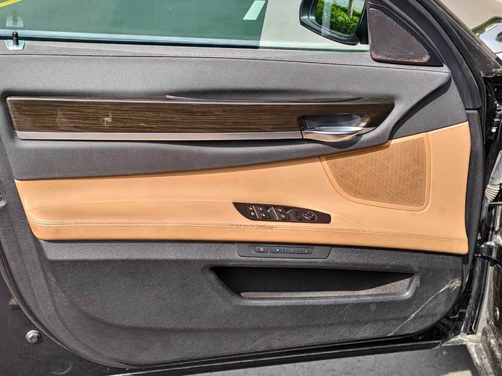 BMW 7 Series 730Li — фото 10