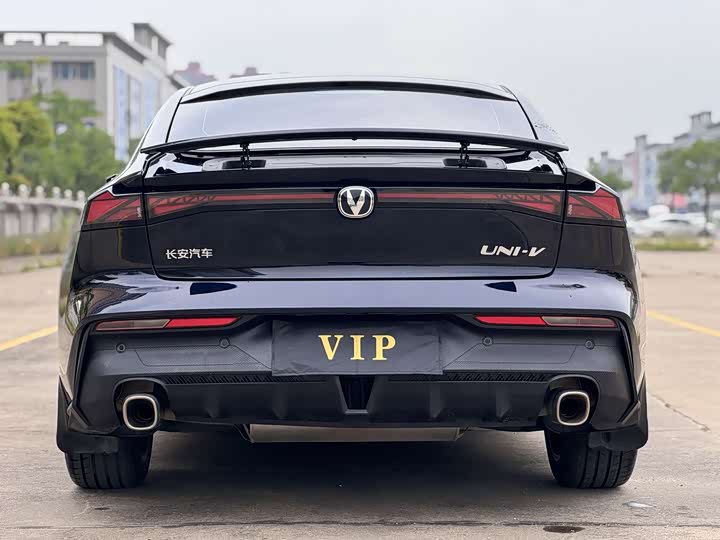 Changan UNI-V 2023 1.5 T Premium — фото 6