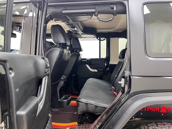Jeep Wrangler — фото 16