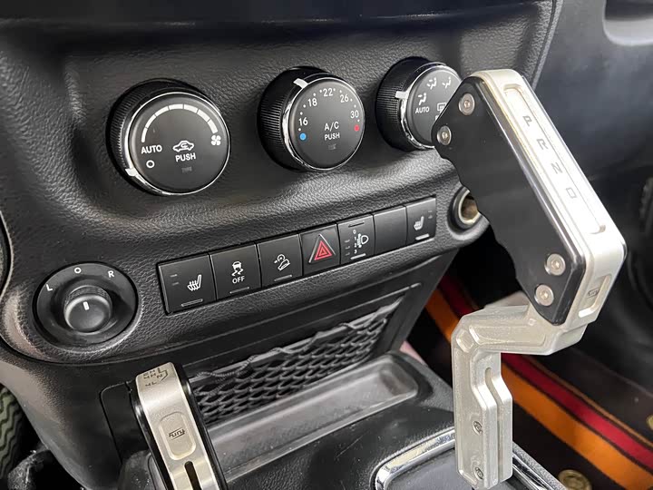 Jeep Wrangler — фото 27