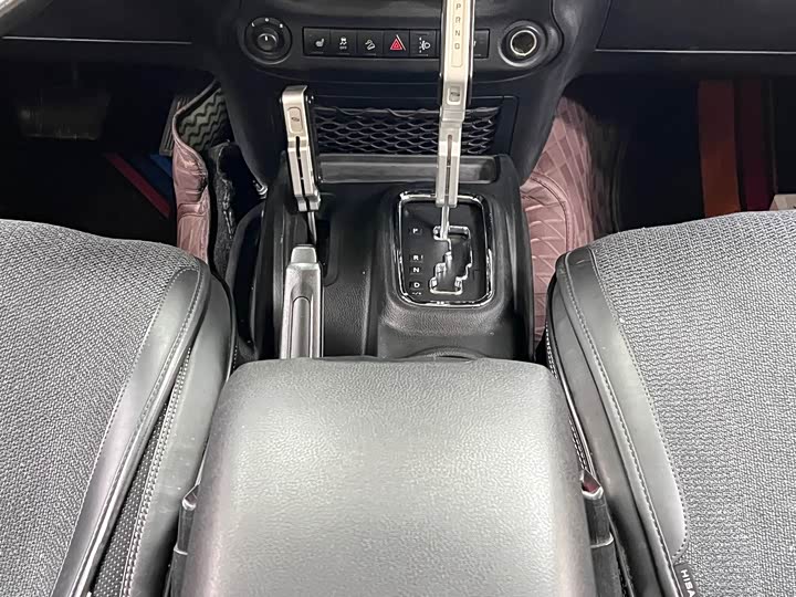 Jeep Wrangler — фото 22