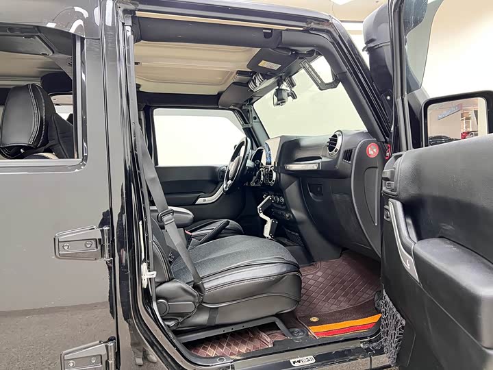 Jeep Wrangler — фото 29