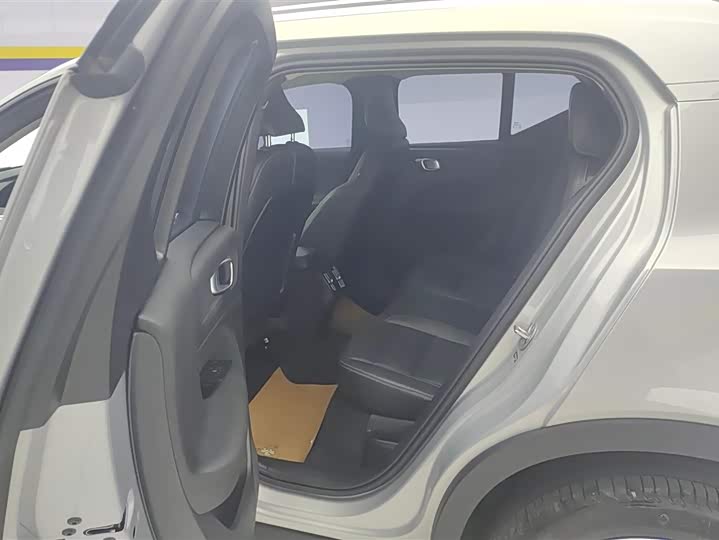 Volvo XC40 2023 B 4 WD — фото 11
