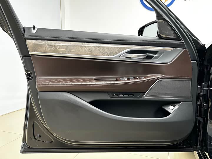 BMW 7-Series 2019 740 Li Leading — фото 4