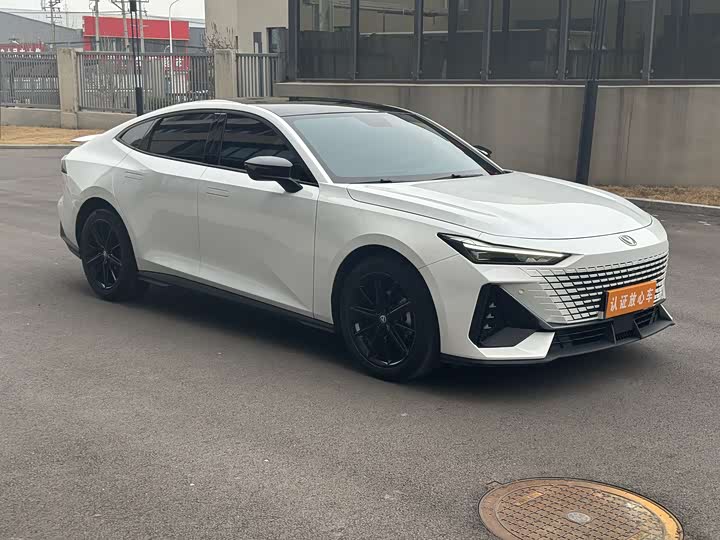 Changan UNI-V 2022 1.5 T Premium — фото 2