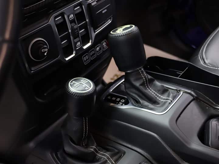 Jeep Wrangler — фото 9