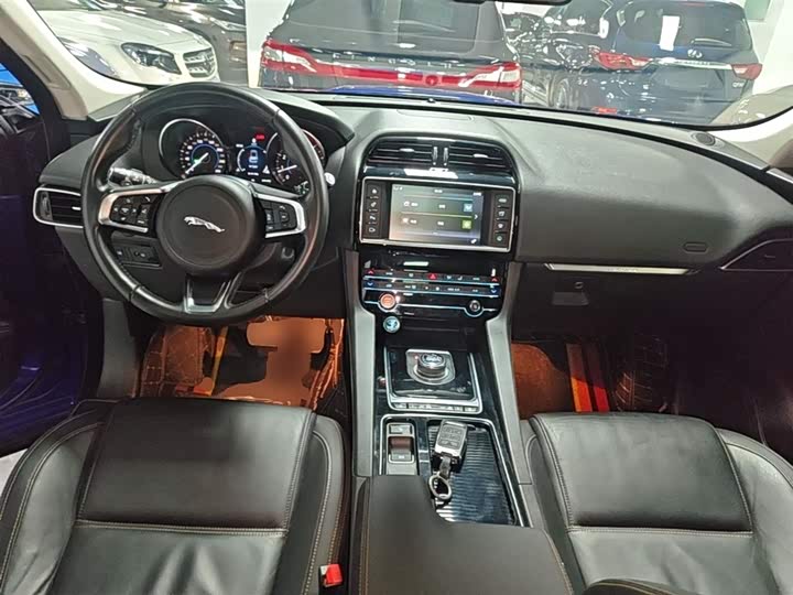 Jaguar F-PACE 2018 2.0 T 4 WD — фото 10