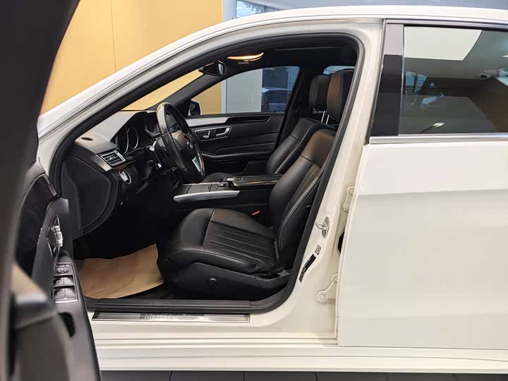 Mercedes-Benz E-Class 2015 E 200 L Sport — фото 13