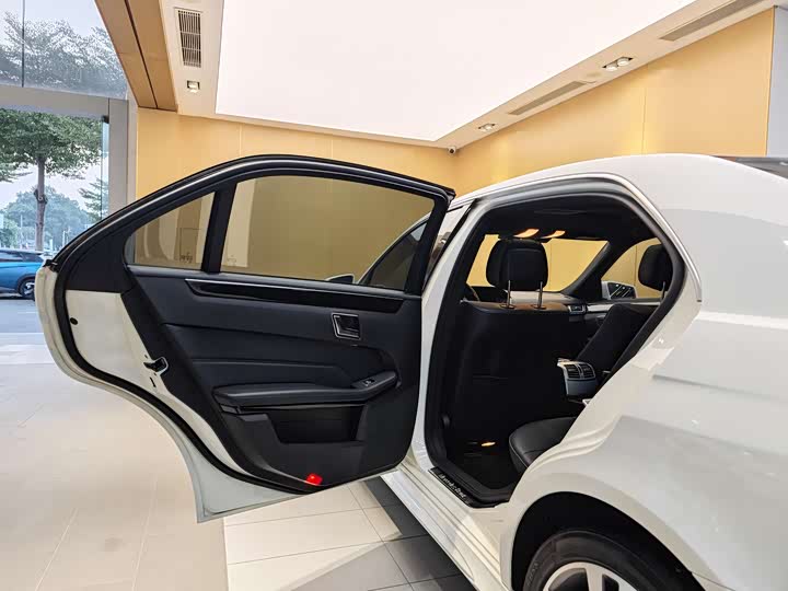 Mercedes-Benz E-Class 2015 E 200 L Sport — фото 20