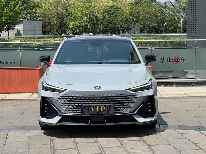 Changan UNI-V 2022 1.5 T Premium — фото 2