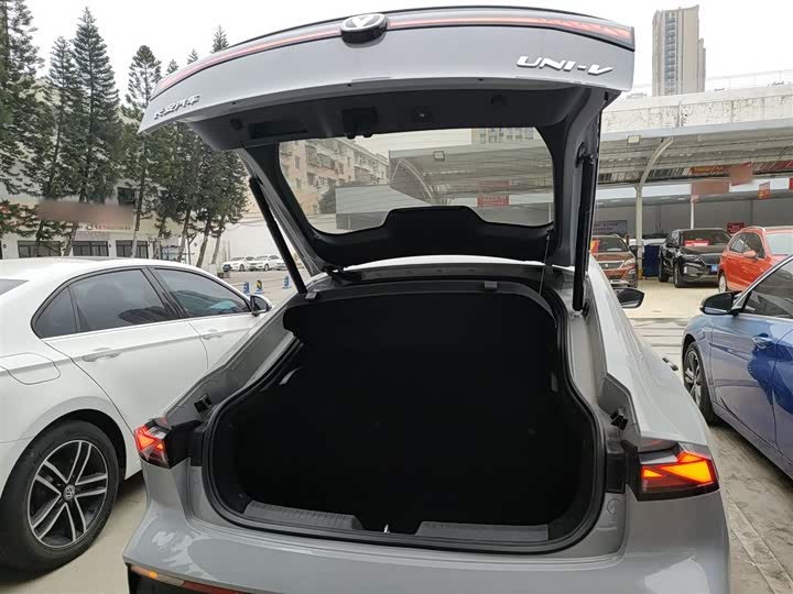 Changan UNI-V 2022 1.5 T Premium — фото 9