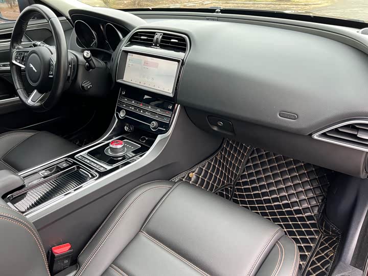 Jaguar XEL 2019 2.0 T 200 PS — фото 18