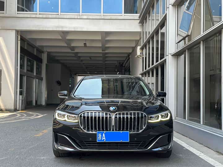 BMW 7 Series рестайлинг 730Li люкс-пакет — фото 2