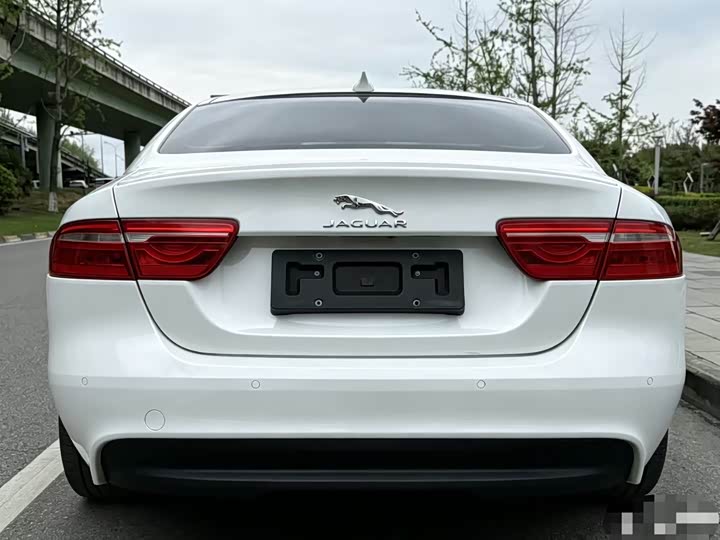 Jaguar XE 2015 2.0 T 200 PS R-Sport — фото 8