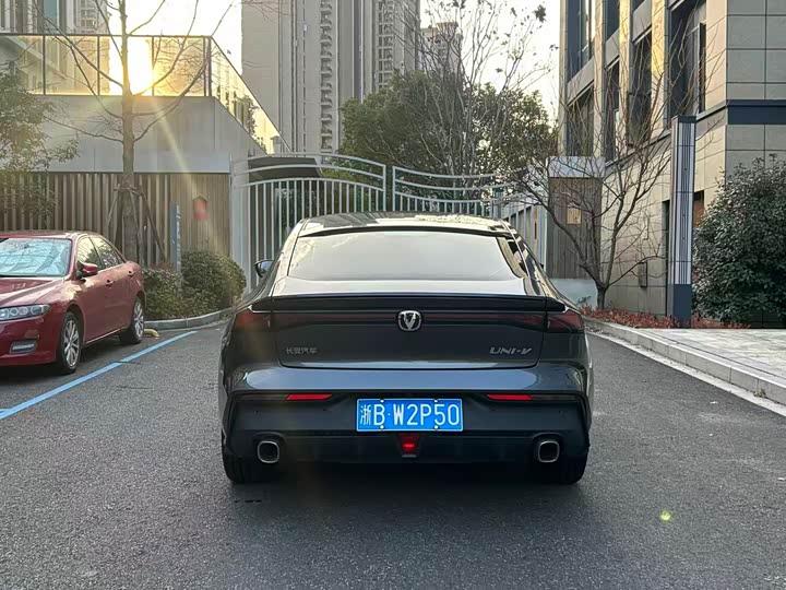 Changan UNI-V 2023 1.5 T Premium — фото 8