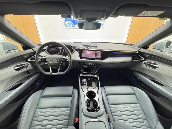 Audi e-tron 2023 Base — фото 8