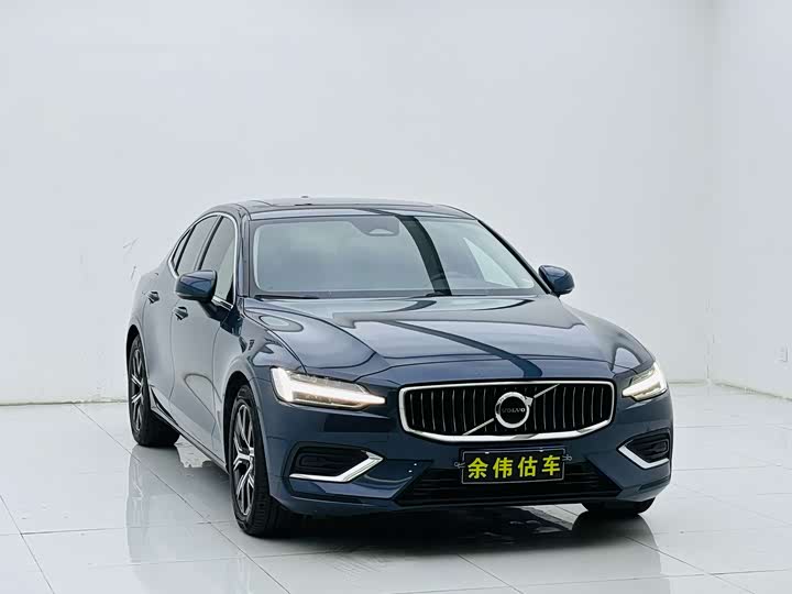 Volvo S60 2023 B 4 — фото 1