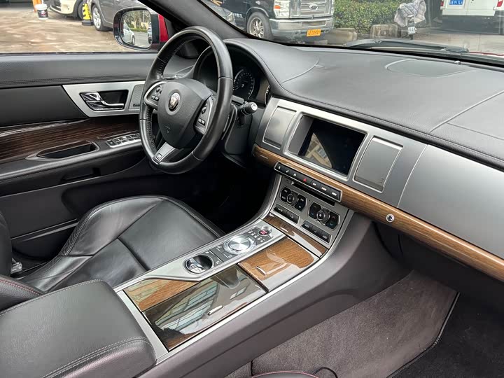 Jaguar XF 2015 XF 3.0 SC R-Sport — фото 15