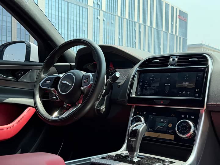 Jaguar XEL 2024 2.0 T 250 PS R-DYNAMIC S — фото 14