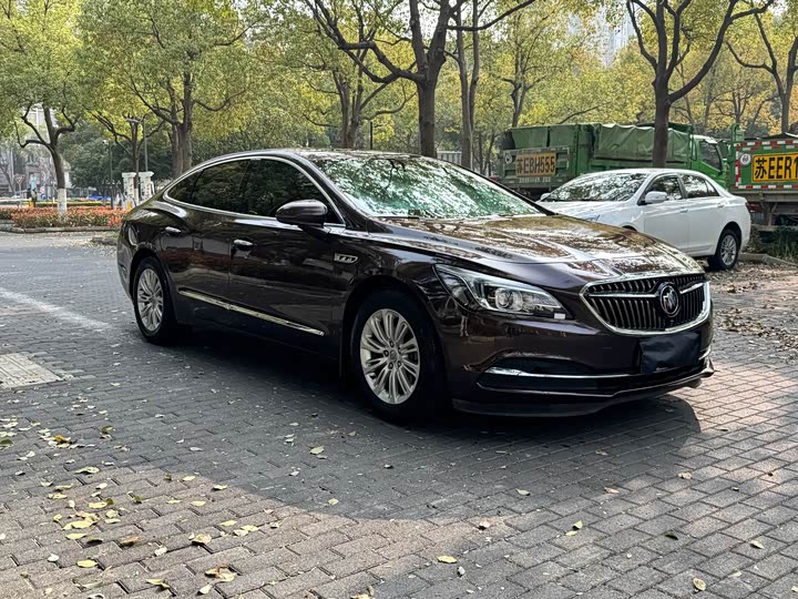Buick LaCrosse — фото 1