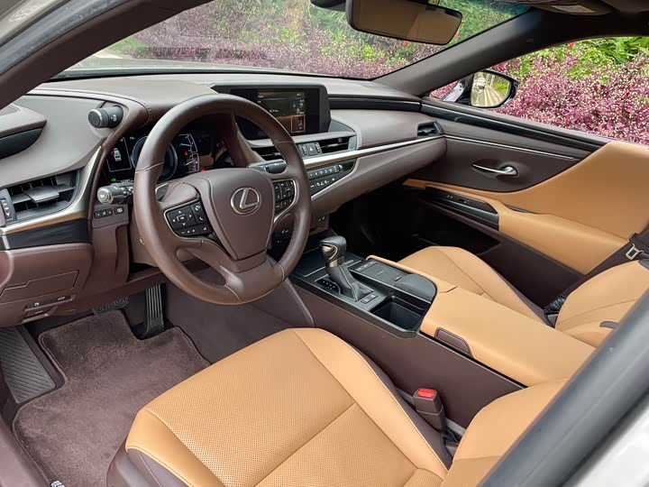 Lexus ES 2020 300h — фото 17